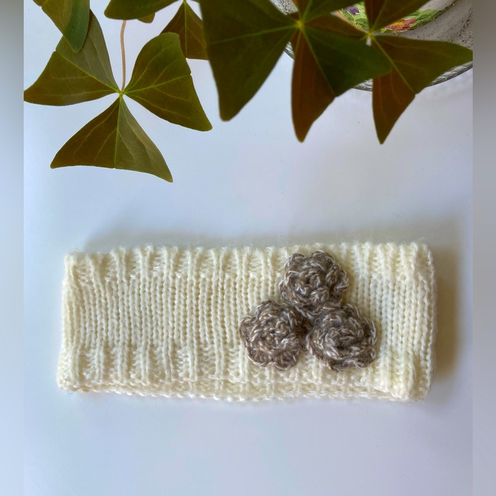 Bass G.H. Bass & Co. Cream Knitted Headband with Brown Flowers Women’s